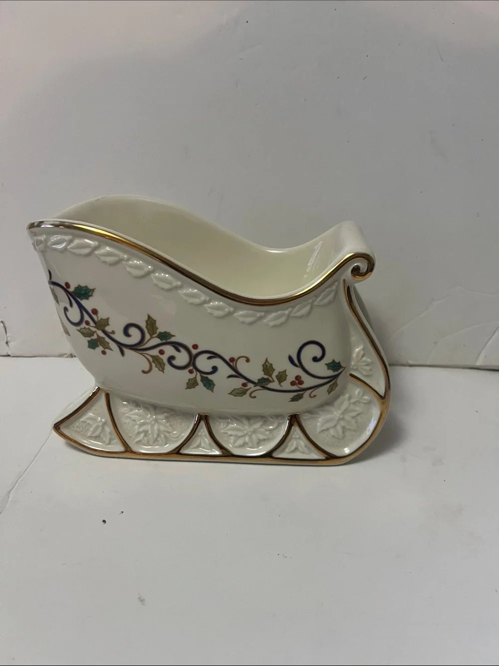 Mikasa Holiday Fine Porcelain Holly Sleigh Centerpiece Bowl 8in x 5x5